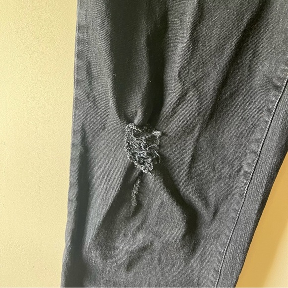 Universal Thread Vintage Straight Black Distressed High Waist Jeans Size 6 / 28 - Picture 5 of 6